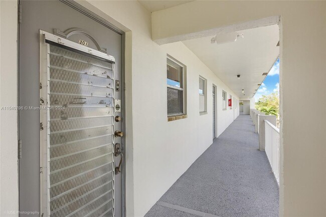 Foto del edificio - 8280 Sunrise Lakes Blvd