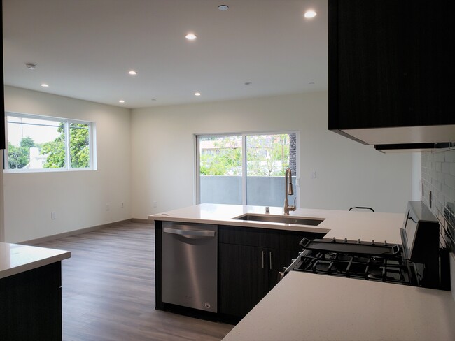 Building Photo - 318 N Wilton Pl