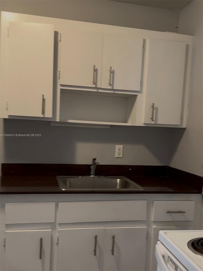 Foto del edificio - 6840 Pembroke Rd