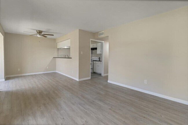 Foto del edificio - 6815 Beachwood St