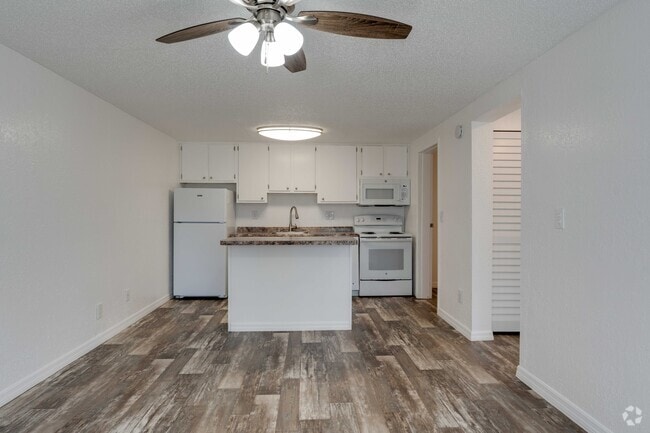 1HAB, 1BA - Cocina - Whisperwood ~ Boutique Cottage Style Living Meets Hassle Free Leasing