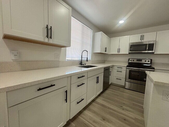 Foto del edificio - Fully remodeled and spacious 2 bed/2 bath with a den available- Las Vegas