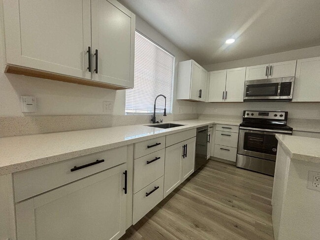 Building Photo - Fully remodeled and spacious 2 bed/2 bath with a den available- Las Vegas