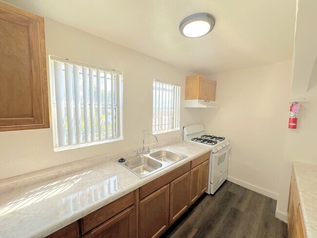 Foto del edificio - *SECTION 8 ONLY* Cute 2bd/1ba duplex with parking and all the appliances!