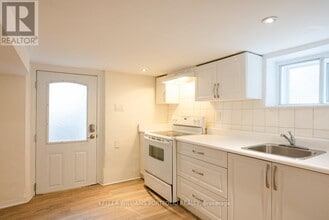 Building Photo - 821 Gladstone Ave