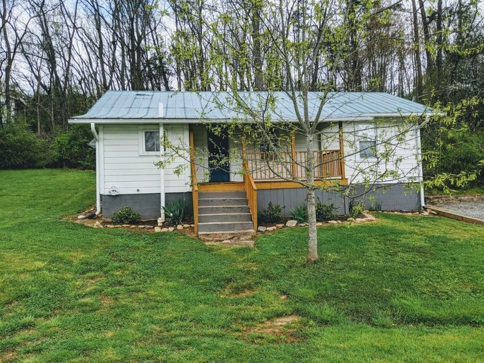 Primary Photo - Leicester Cottage Rental!