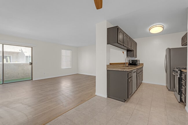 Building Photo - 1422 Rock Glen Ave