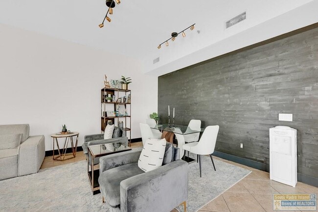 Building Photo - 310A Padre Blvd