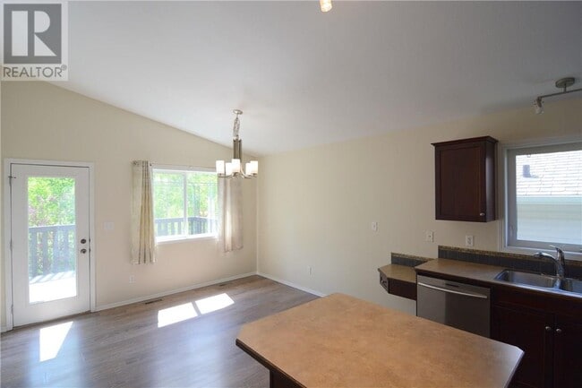 Building Photo - 4 Bed 3 Bath Unit in Sylvan Lake, AB