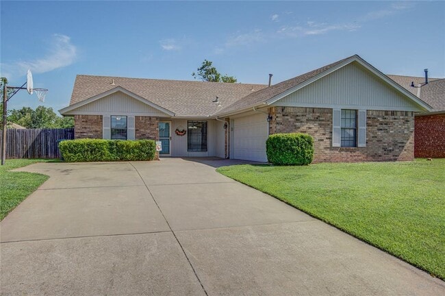 Building Photo - 2109 Shamrock Dr