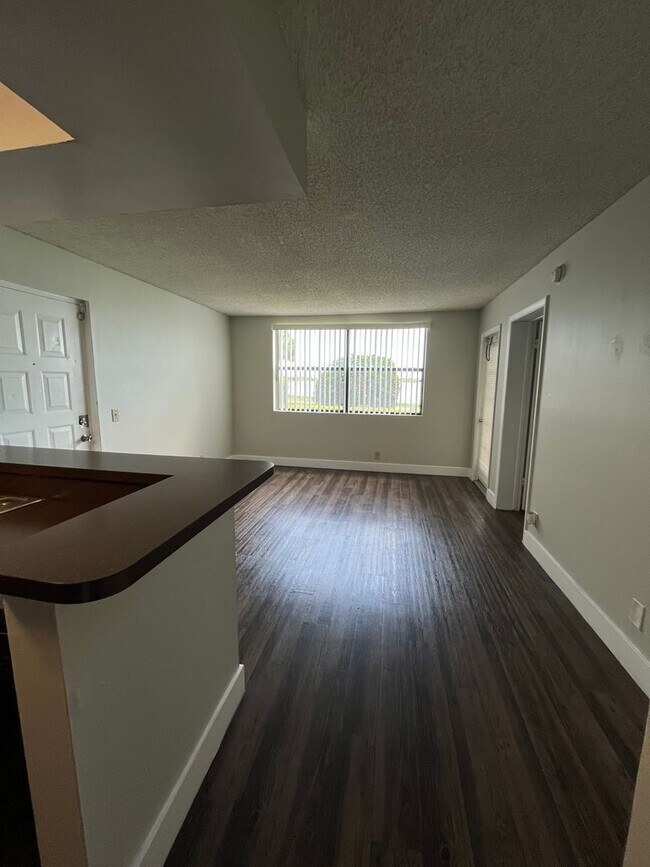 Foto del edificio - ONE BEDROOM ONE BATHROOM !! WITH LAKE VIEW...