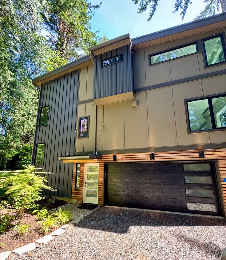 Primary Photo - Stunning Contemporary 2 Bedroom Treehouse ...