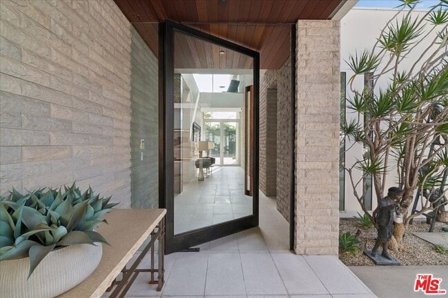 Building Photo - 1232 Sunset Plaza Dr