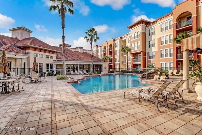 Foto del edificio - 1BR Condo w/ Lake View + Covered Parking in Town Center