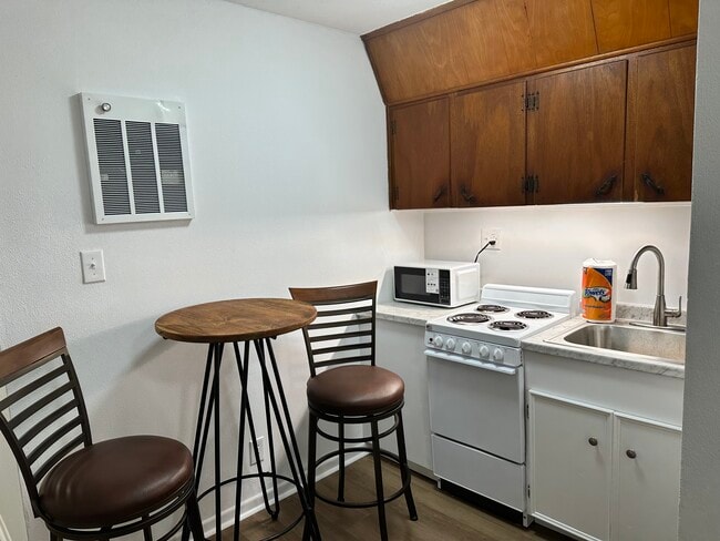 Building Photo - 1708 Holloman Dr