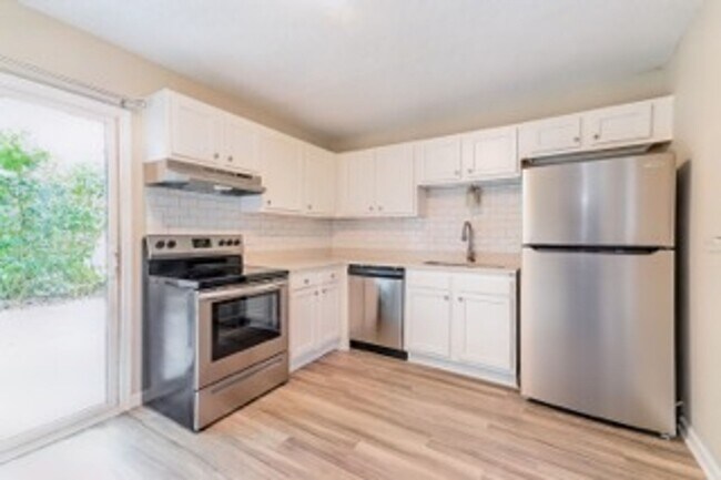 Foto del edificio - Renovated ~ 2 bedroom / 1.5 Townhome in We...