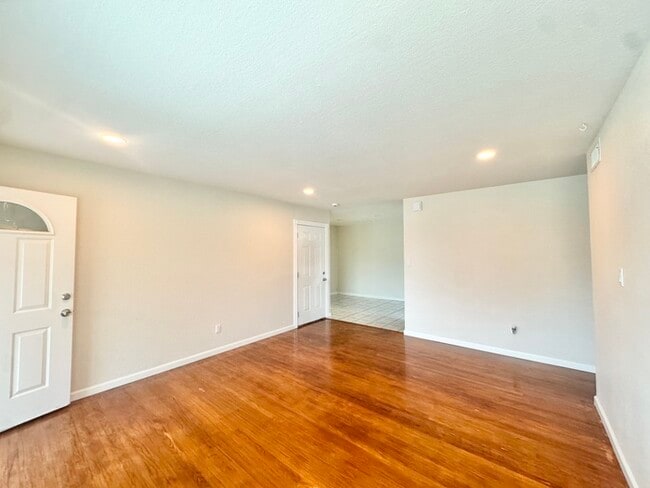 Building Photo - Stunning 3-bedroom, 2-bath home in North Highlands!