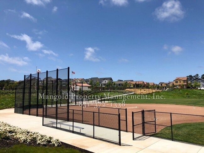 Foto del edificio - Spacious Two Story 3 Bed 2 Bath Home Locat...