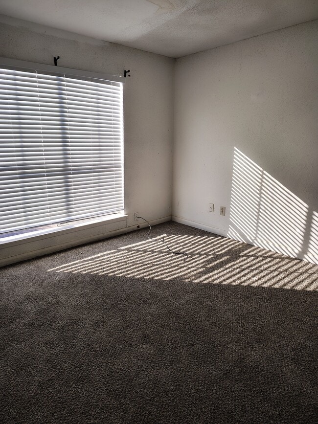 Building Photo - 5625 Antoine Dr