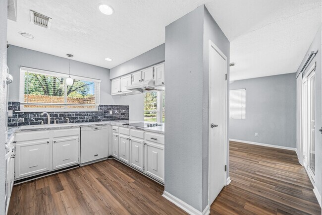 Foto del edificio - 8306 Pine Falls Dr