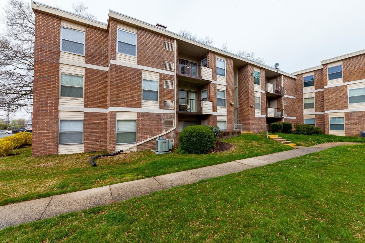 Looking for a 2 bedroom (1 bed w Den/additional small bedroom) - Looking for a 2 bedroom (1 bed w Den/additional small bedroom)