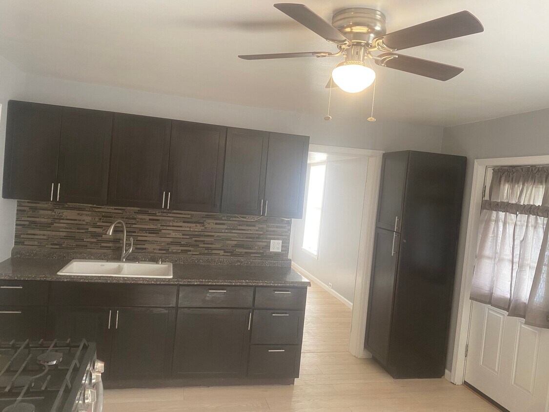 Foto principal - 2042 Baltimore Ave