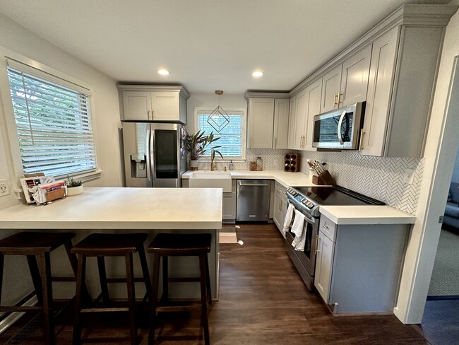 Building Photo - 6404 Thunderbird Dr