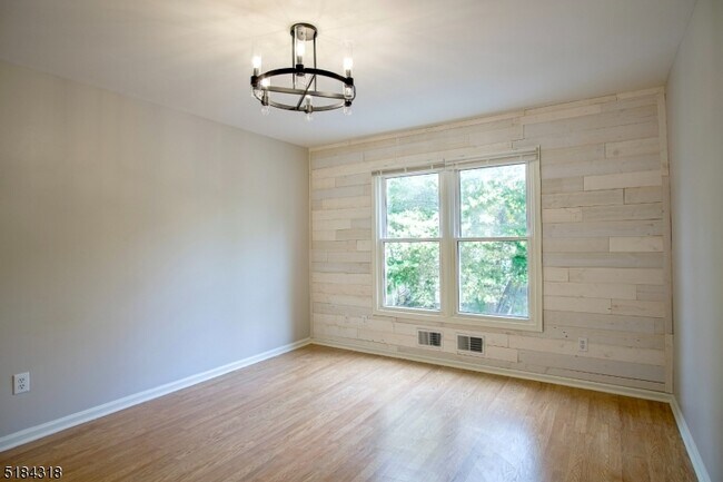 Building Photo - 14 Colonial Ct