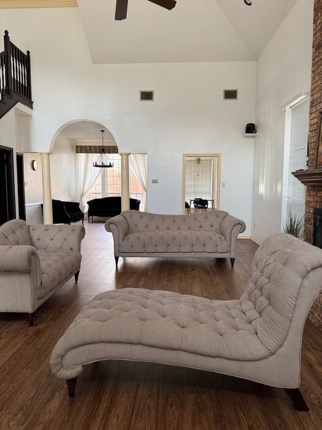 Foto del edificio - Room in House on Lakepointe Ave