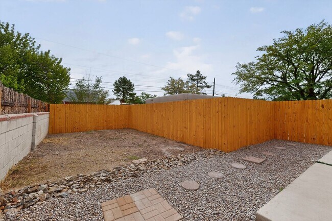 Building Photo - 712 -714 Madison St NE