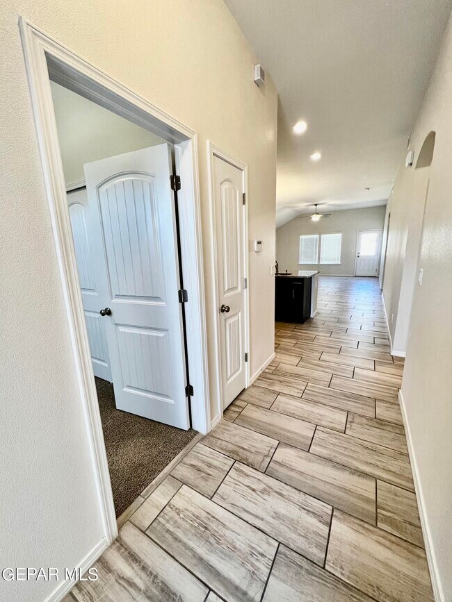 Foto del edificio - 1020 Indigo Sky St