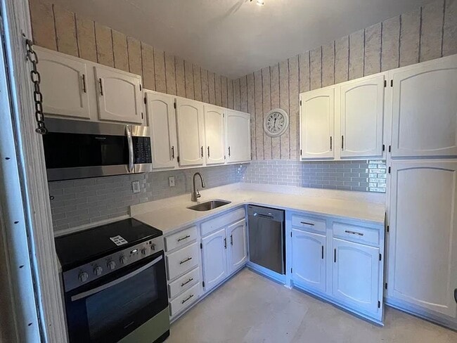 Building Photo - Cozy 2 Bedroom Apartment