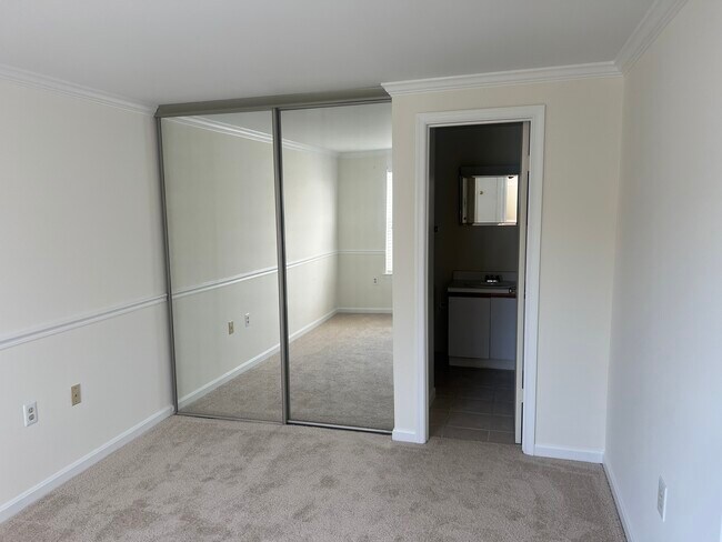 Main floor master bedroom - 4351 Pembrook Village Dr