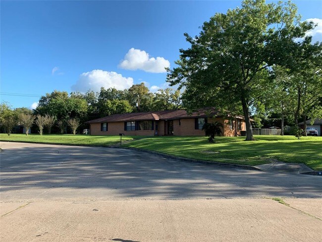 Building Photo - 122 Lakewood Dr