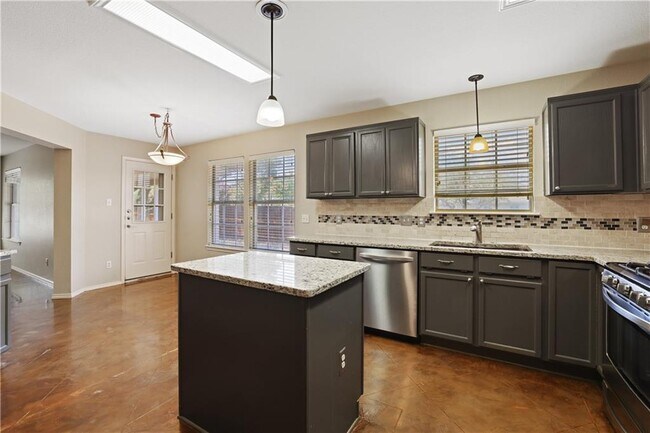 Building Photo - 1615 Country Squire Dr