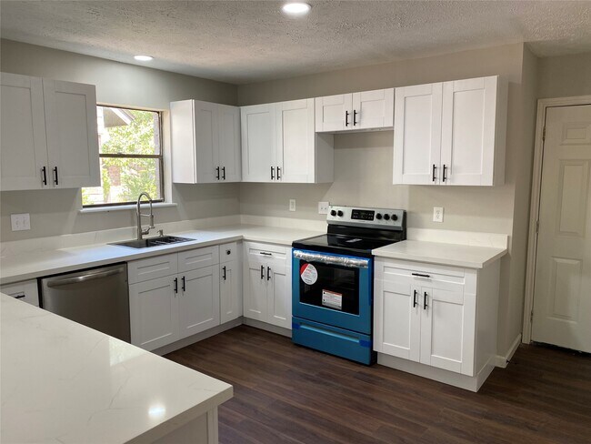 Building Photo - 2819 Colony Dr