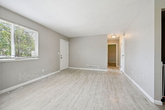 Foto del edificio - 10444 Hoyt Ct