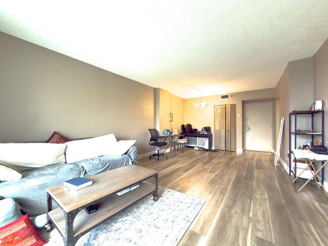 Foto del edificio - 919 Hillcrest Dr