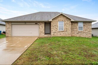 Building Photo - 4011 N Thistle Dr