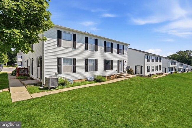 Building Photo - 13 Fox Run Ct