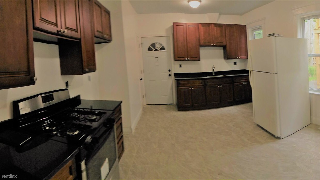 Primary Photo - 3 br, 1 bath Triplex - 11 Dyer St
