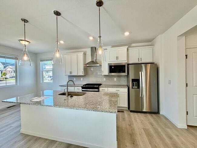 Building Photo - Beautiful New Build Home With Modern Finis...