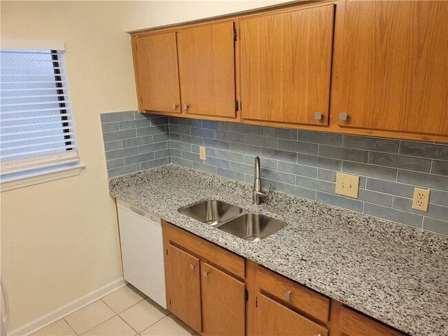 Building Photo - 2104 Huntingdon Chase