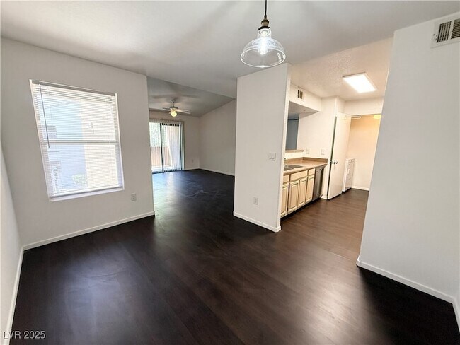 Foto del edificio - 555 E Silverado Ranch Blvd