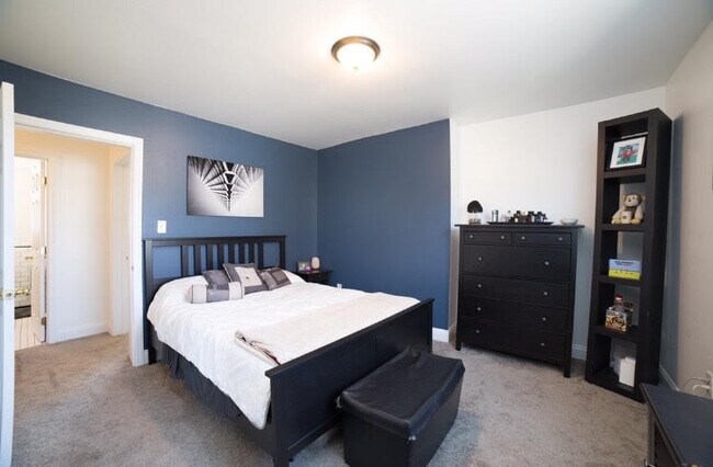 Bedroom - 409 Sweetbriar St