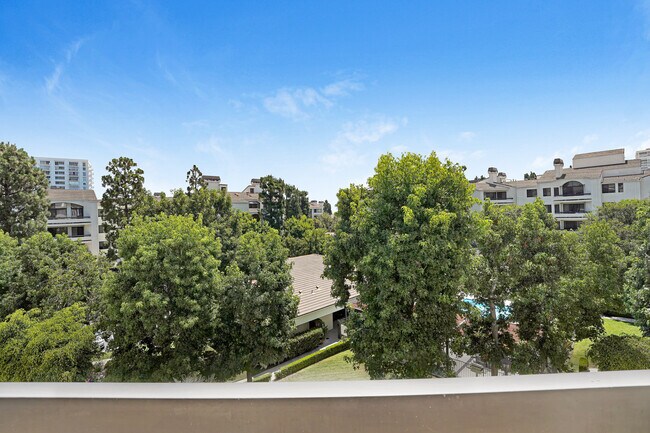 Foto del edificio - 2112 Century Park Ln
