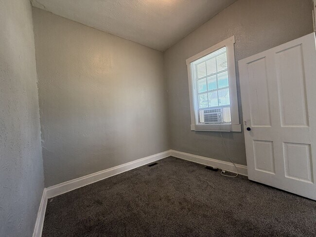 Foto del edificio - 2 Bed House w/ Ramp Access and Fenced in Back Yard + Walk In Shower