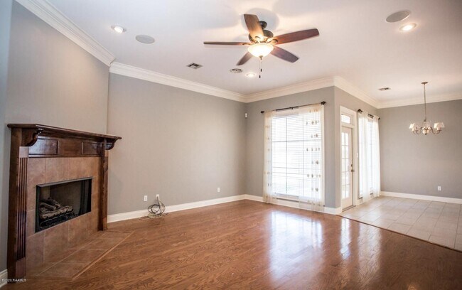 Building Photo - 1003 Southlake Cir