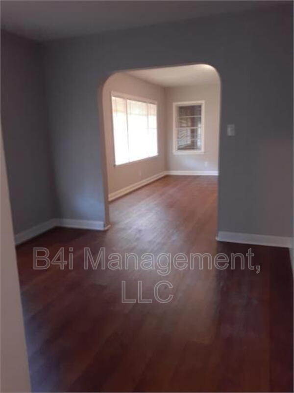 Building Photo - 1102 33rd St