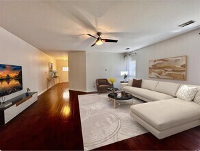 Building Photo - 2209 Independence Dr